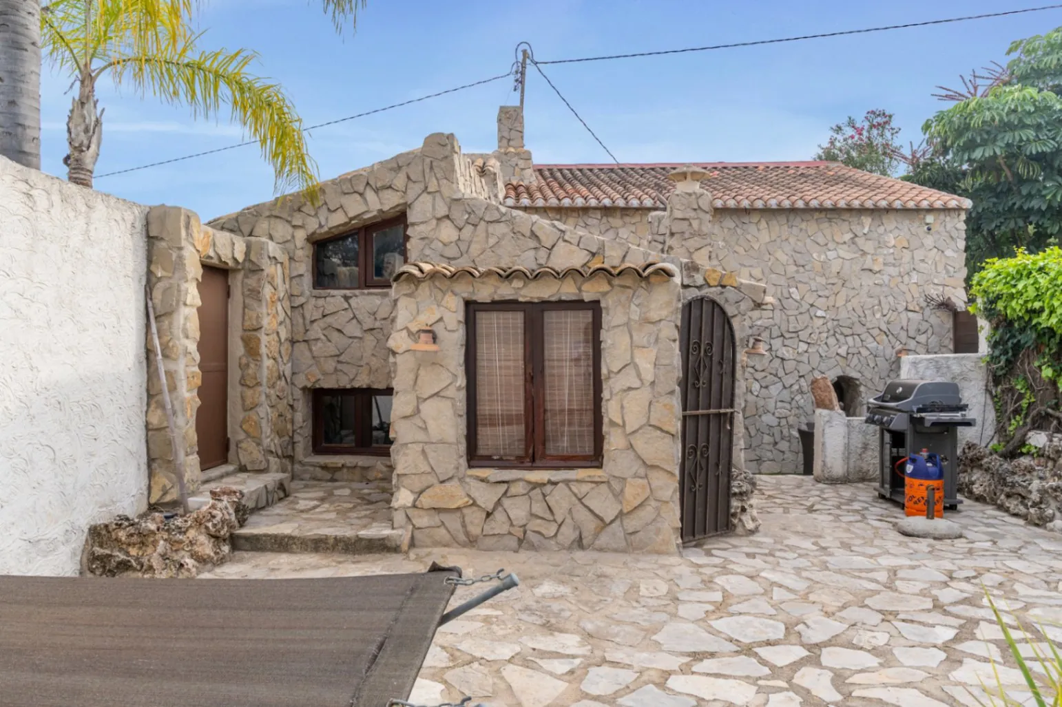 4800 - Villa avec appartement d'invités, entièrement rénovée et proche du centre historique de Jávea.