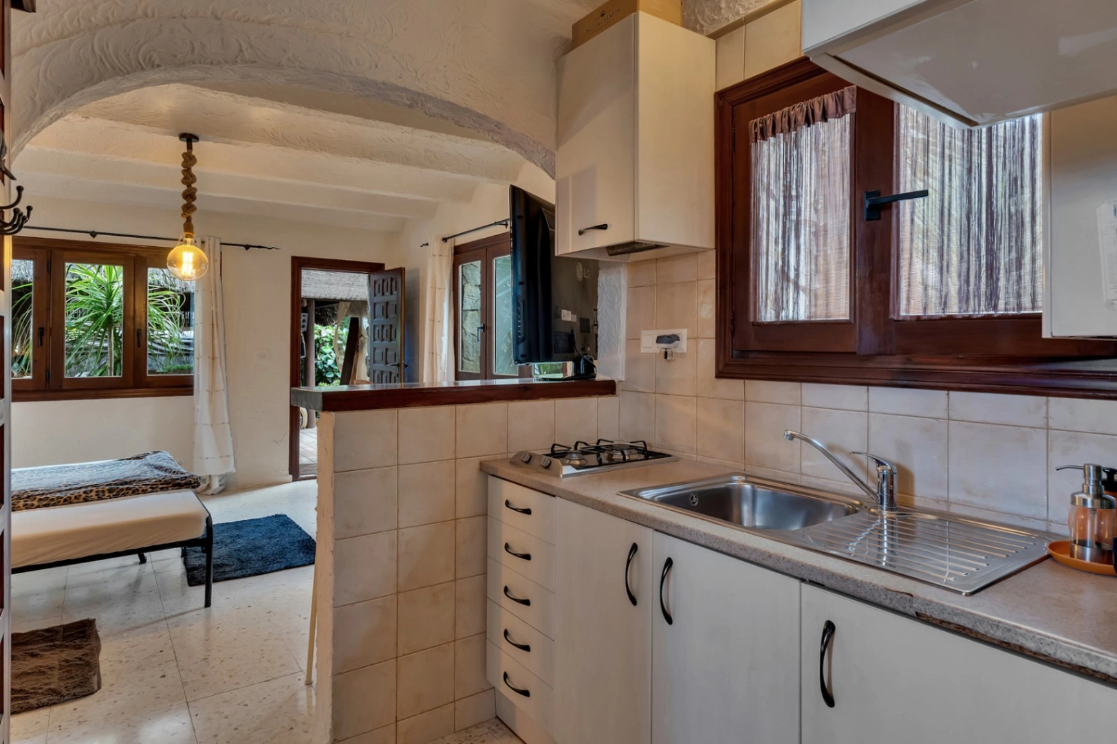 4800 - Villa avec appartement d'invités, entièrement rénovée et proche du centre historique de Jávea.
