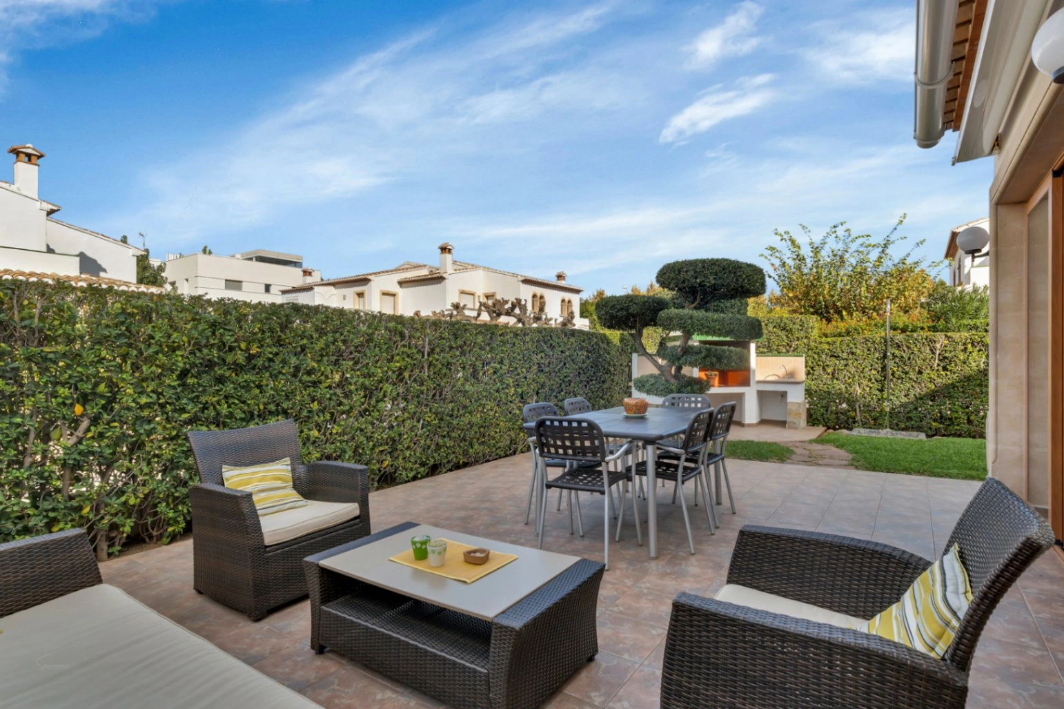 Exclusivo Adosado en Jávea, a 500m. del mar, con 4 dormitorios y piscina comunitaria...