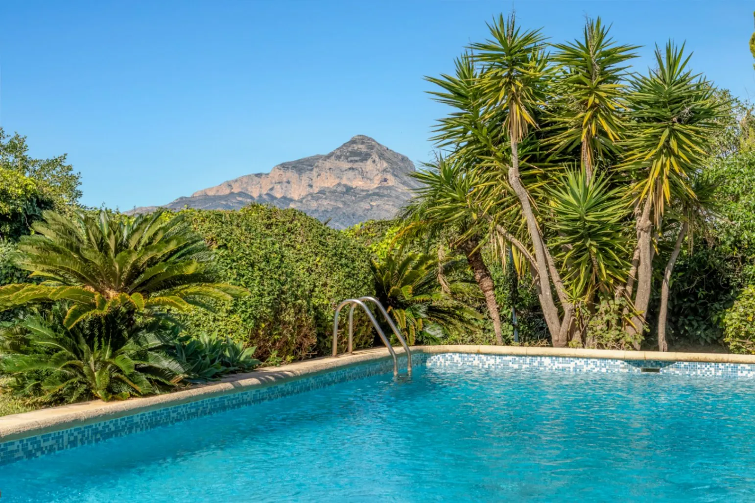 4825 - Villa impressionnante avec des vues incroyables sur la mer dans la urbanisation El Tosalet.