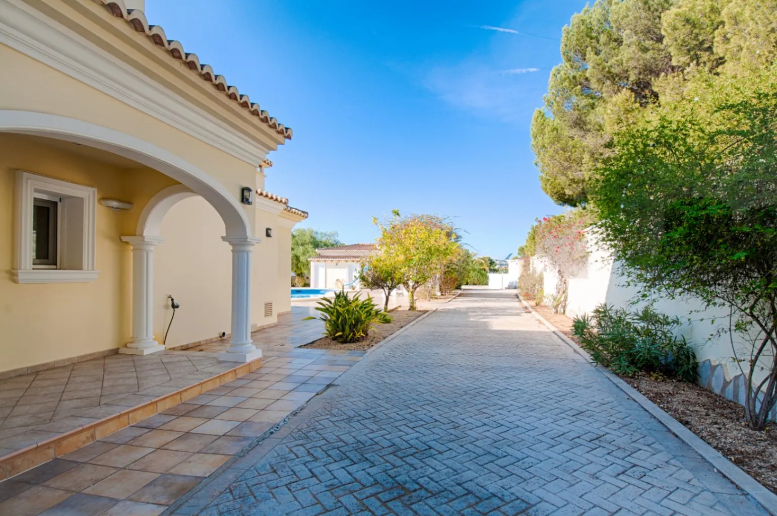 CRMI226006 - Grande villa élégante avec vue sur la mer à vendre à Moraira