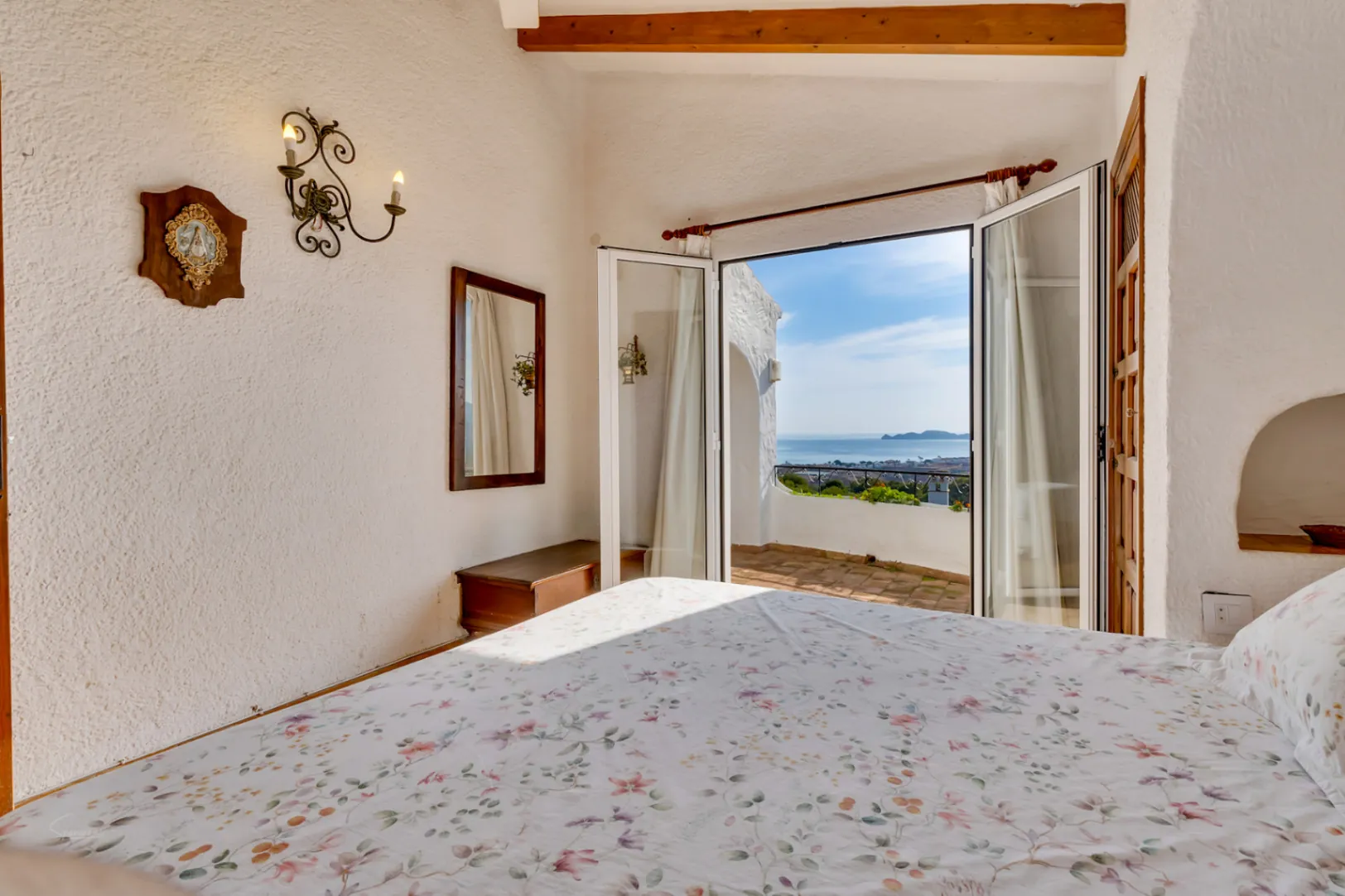 4668 - Villa mediterranea con impresionantes vistas al mar y montaña