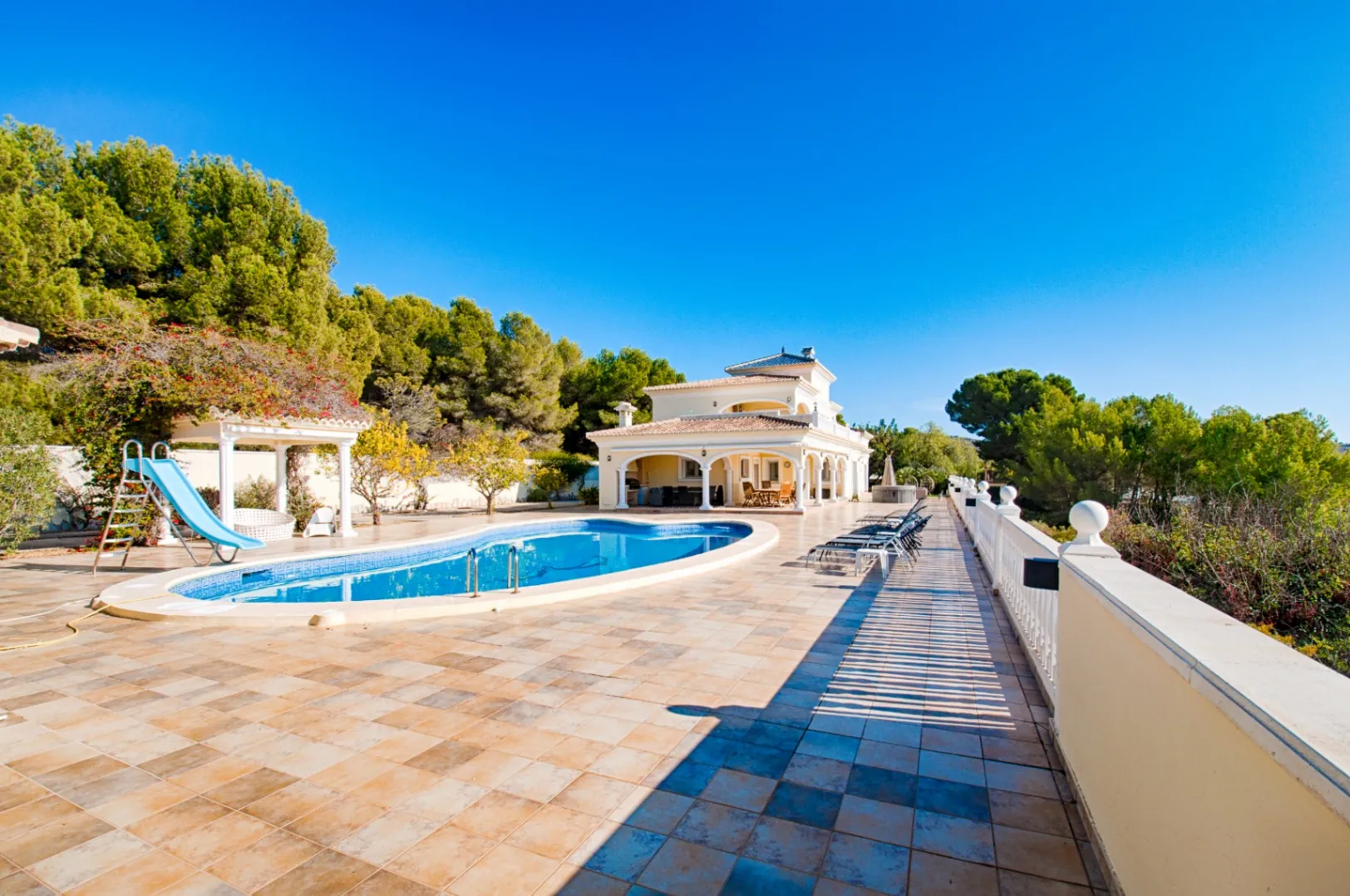 CRMI226006 - Grande villa élégante avec vue sur la mer à vendre à Moraira