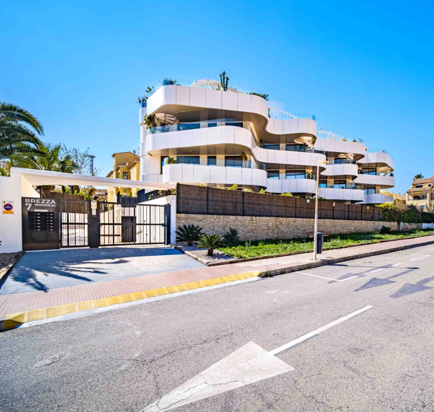 CR1026 - Lujoso Ático a solo 100 m de la playa, con dos terrazas, jacuzzi y 2 plazas de aparcamiento