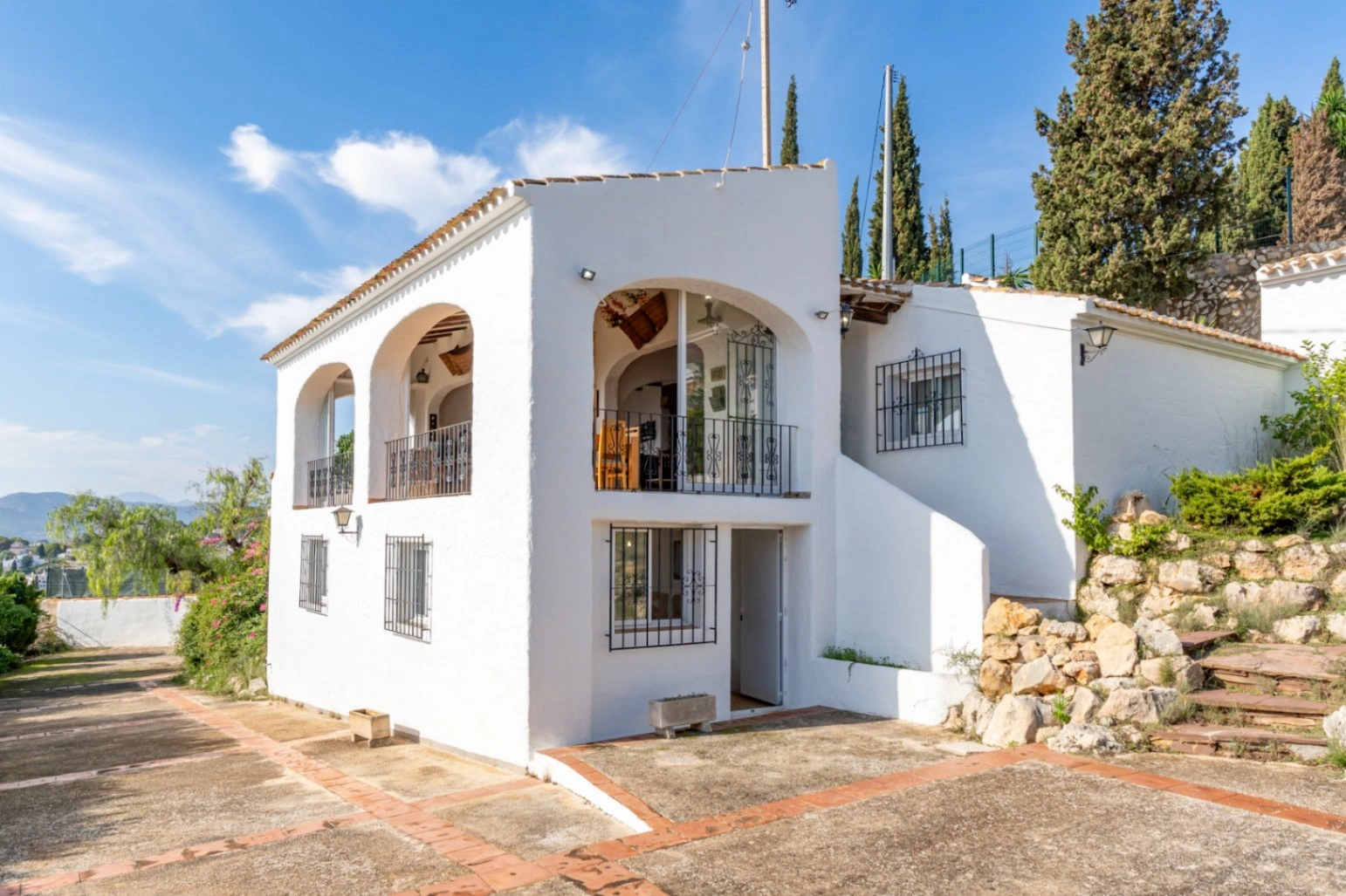 4668 - Villa mediterranea con impresionantes vistas al mar y montaña
