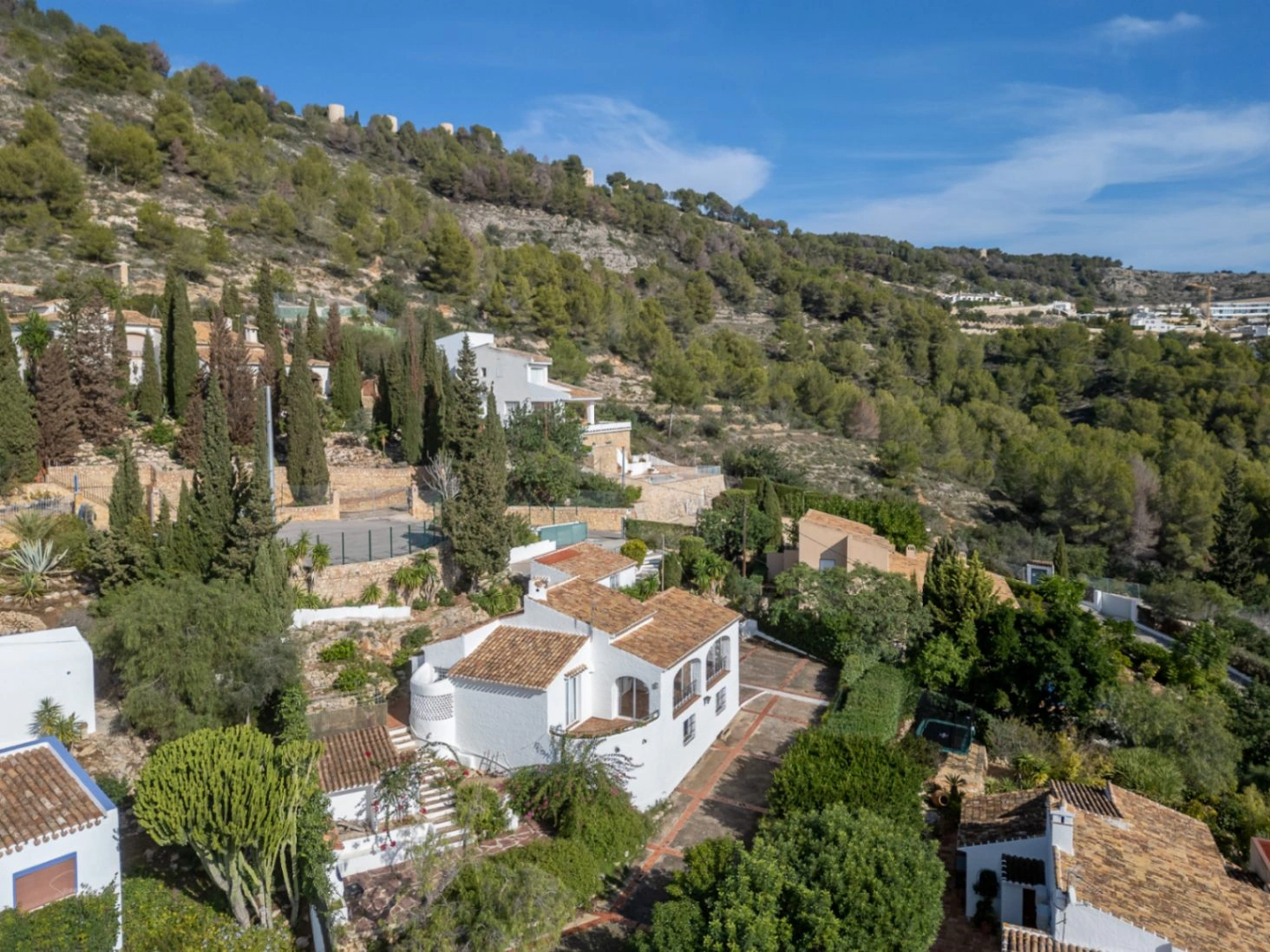 4668 - Villa mediterranea con impresionantes vistas al mar y montaña