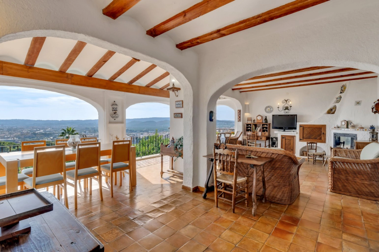 4668 - Villa mediterranea con impresionantes vistas al mar y montaña