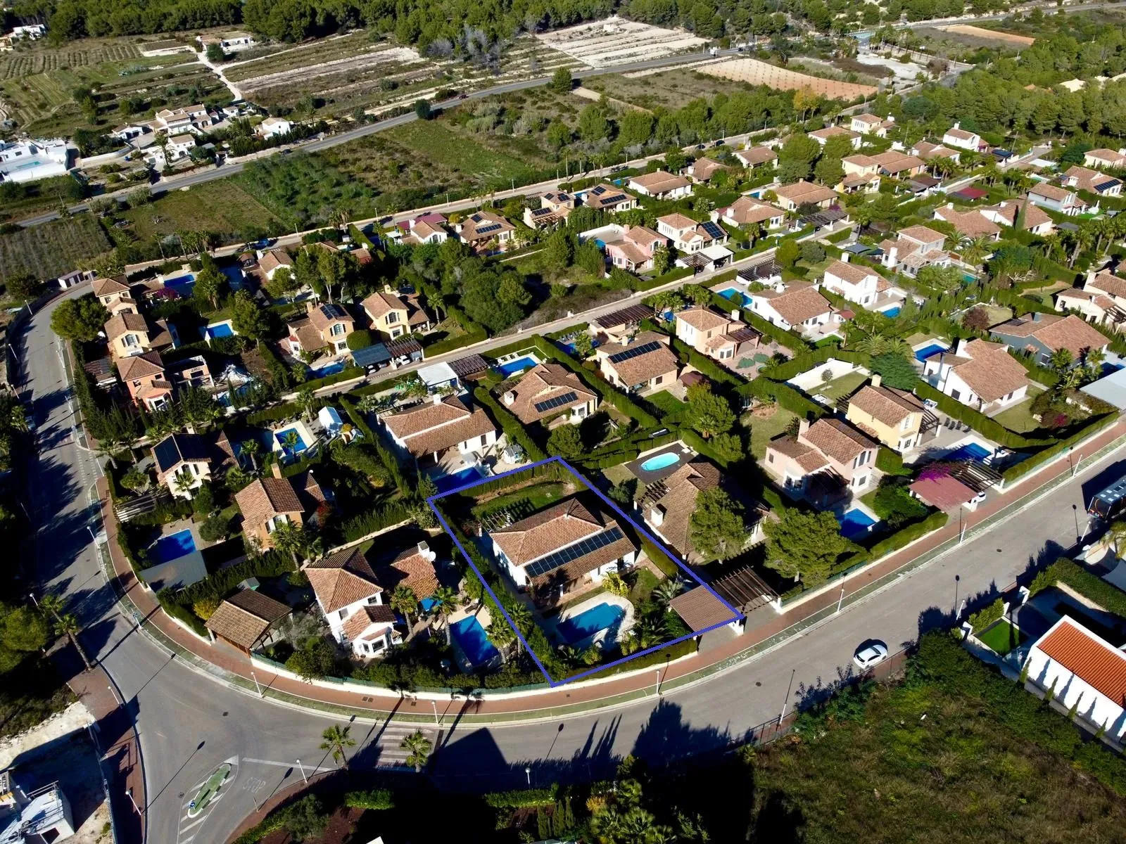 4802 - Récemment rénovée dans un quartier calme avec vue dégagée.