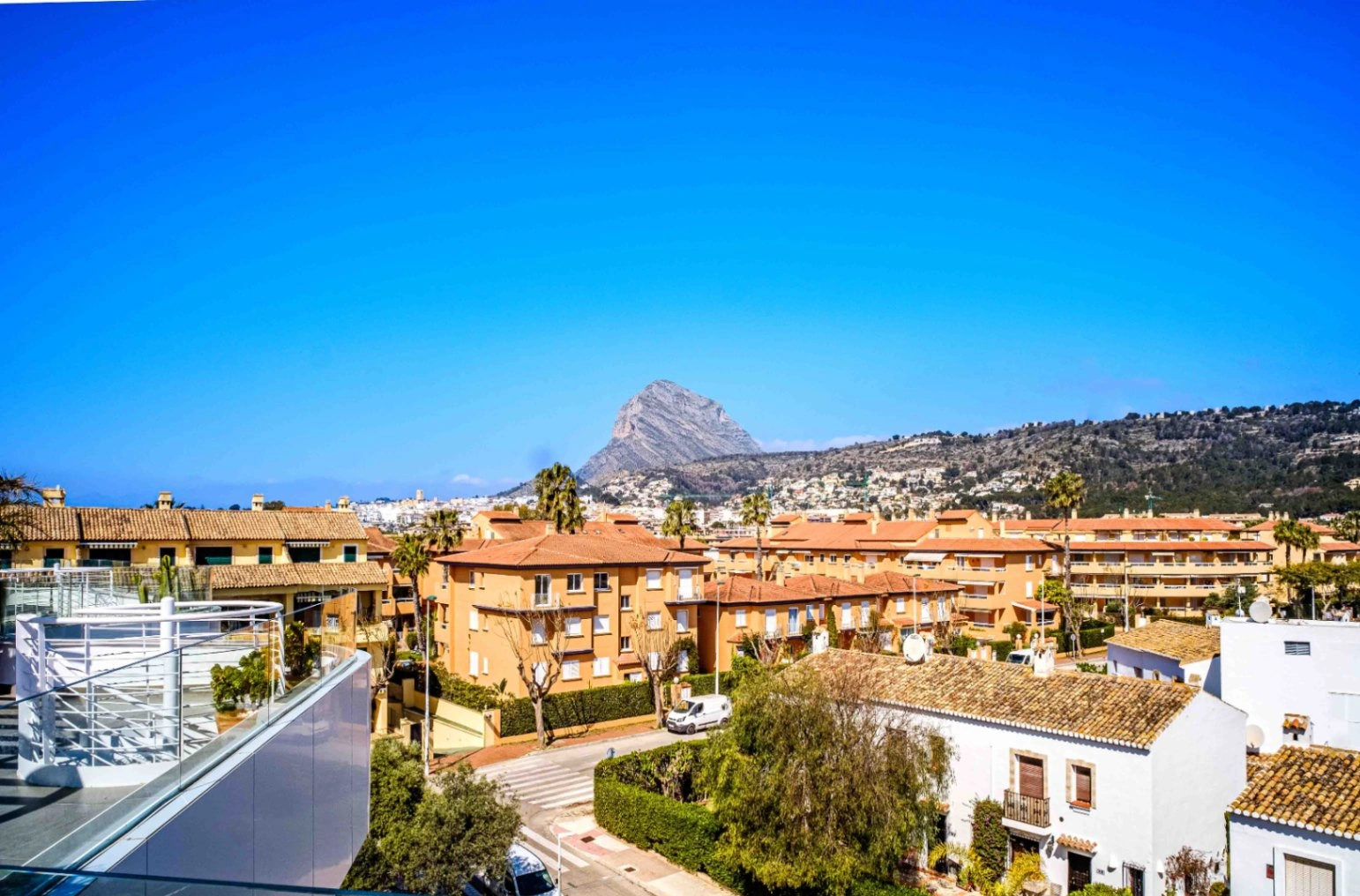CR1026 - Lujoso Ático a solo 100 m de la playa, con dos terrazas, jacuzzi y 2 plazas de aparcamiento