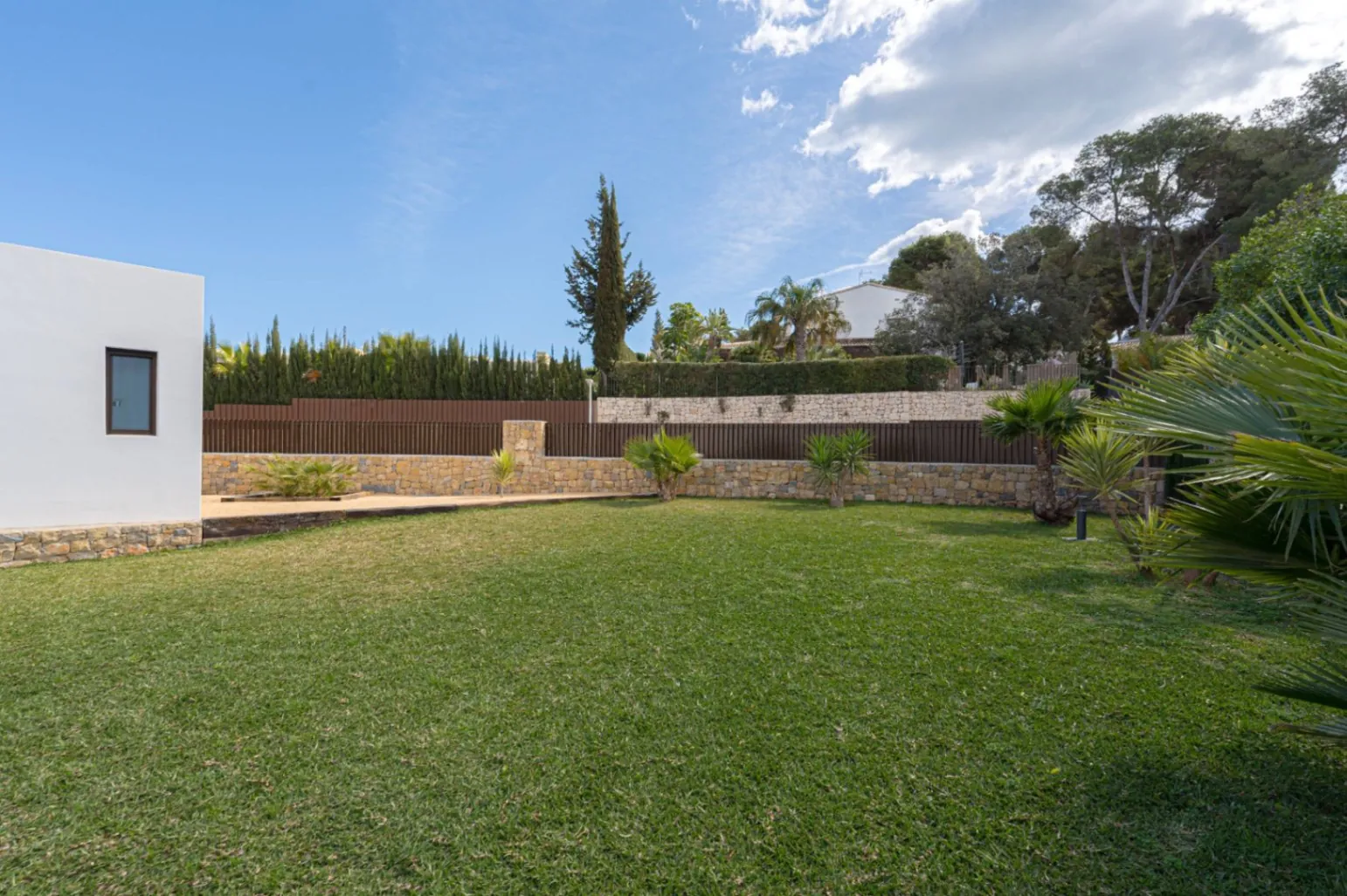 CRCH1029 - Villa moderne orientée plein sud, à seulement 250 mètres de la mer et de la crique Blanca à Jávea.