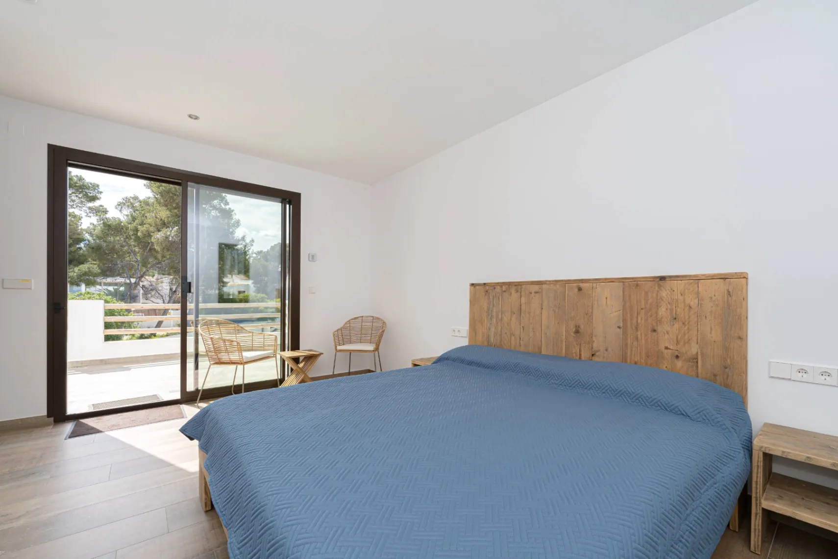 CRCH1029 - Villa moderne orientée plein sud, à seulement 250 mètres de la mer et de la crique Blanca à Jávea.