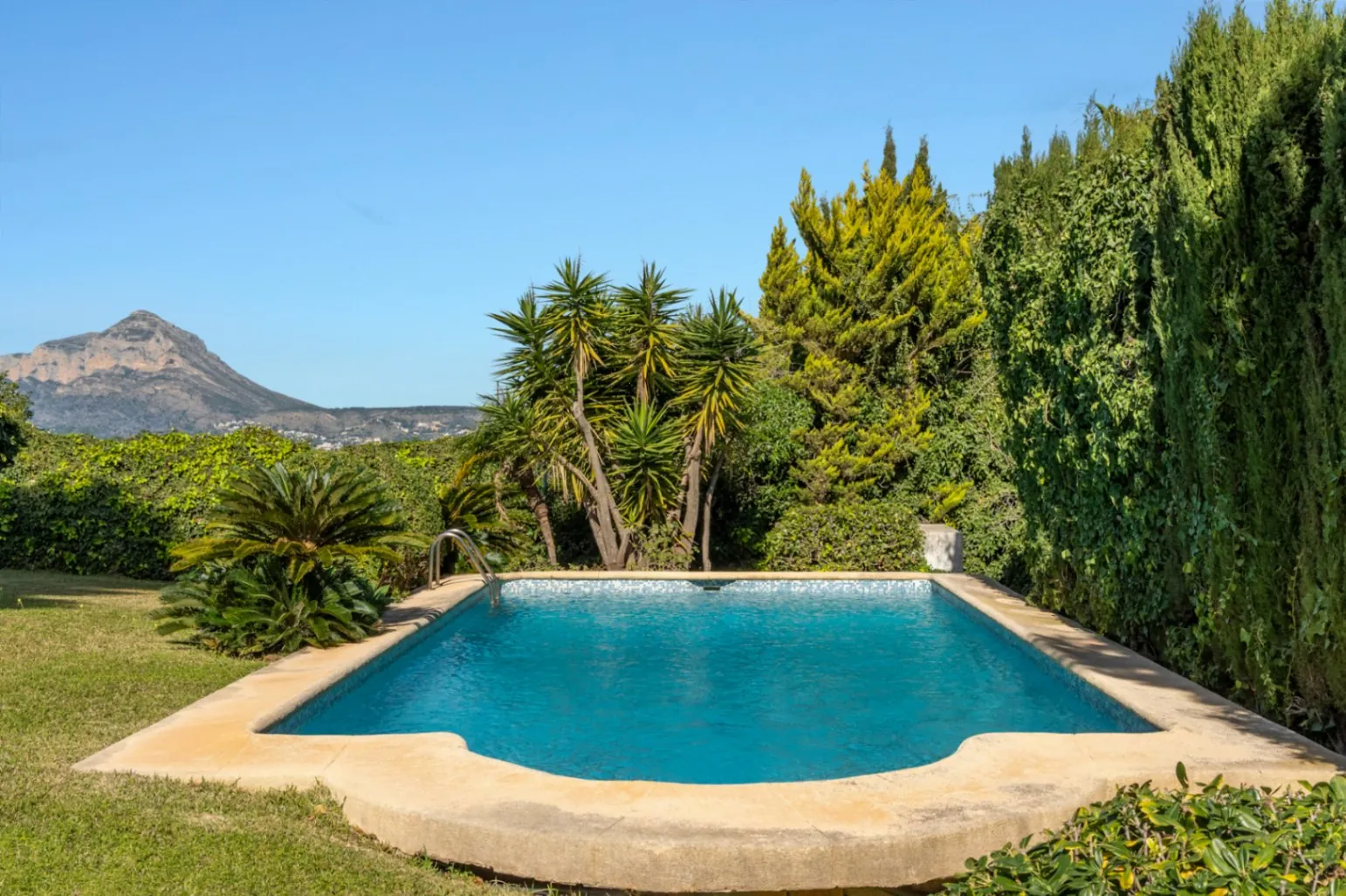 4825 - Villa impressionnante avec des vues incroyables sur la mer dans la urbanisation El Tosalet.