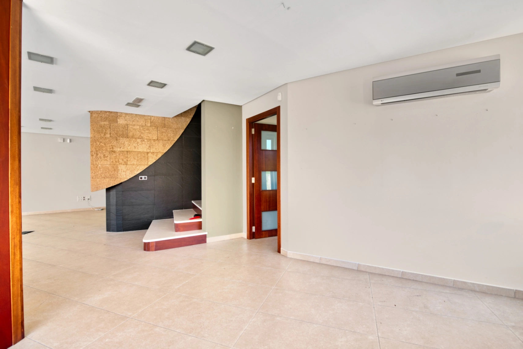 CRP067891 - Prime Javea Commercial Gem: ¡Versátil unidad comercial de 200m2 en el centro estratégico de Jávea!