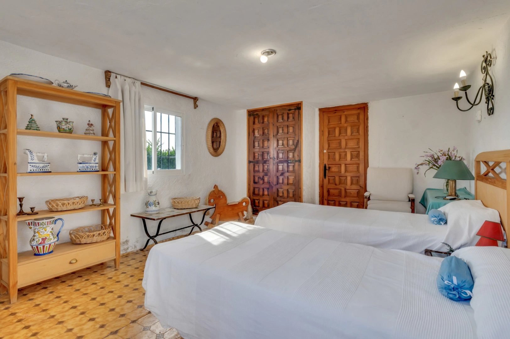 4668 - Villa mediterranea con impresionantes vistas al mar y montaña