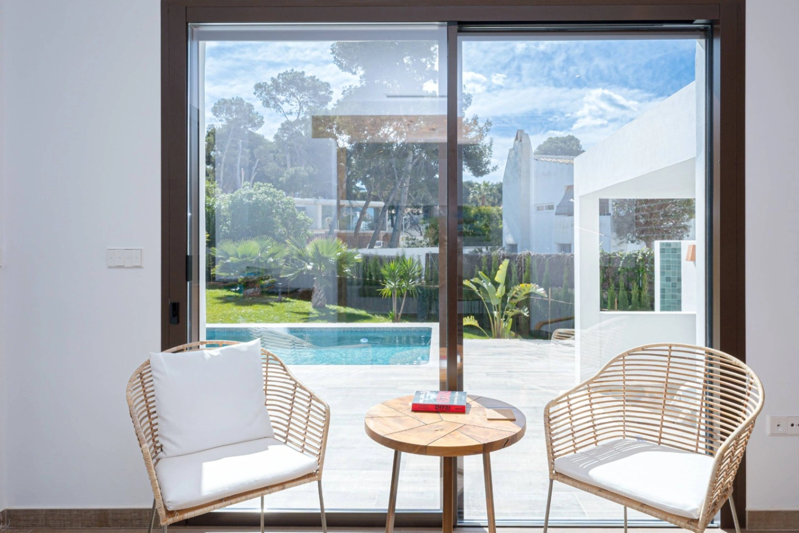 CRCH1029 - Villa moderne orientée plein sud, à seulement 250 mètres de la mer et de la crique Blanca à Jávea.