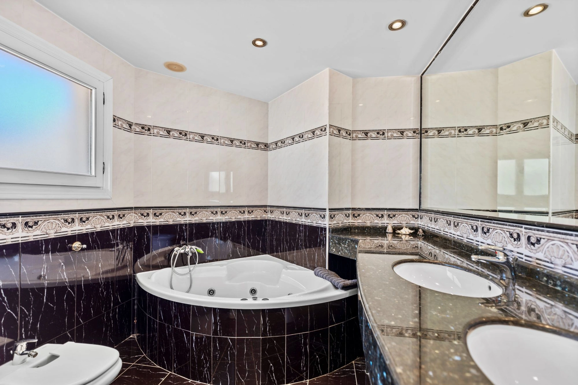 Villa con vistas al mar Mediterráneo con jacuzzi y sauna en venta en Moraira