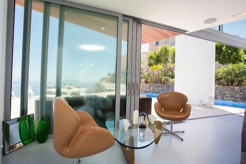 4677 - Lujosa Villa moderna en primera línea con impresionantes vistas al mar