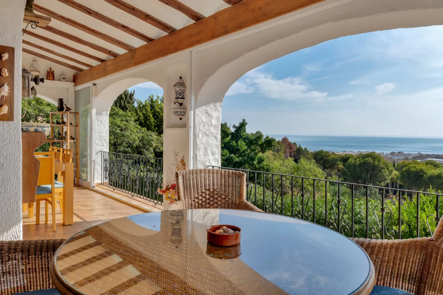 4668 - Villa mediterranea con impresionantes vistas al mar y montaña