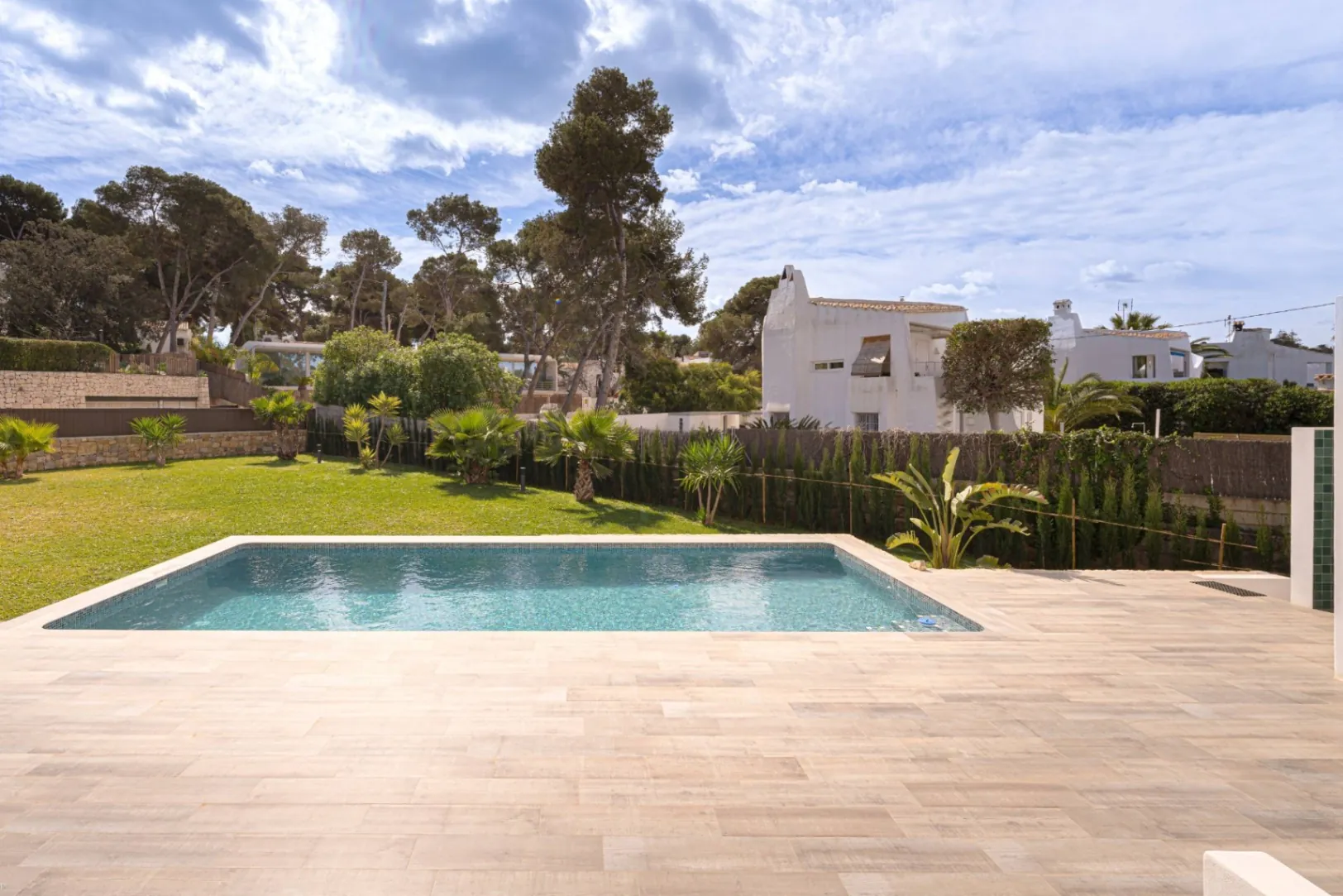 CRCH1029 - Villa moderne orientée plein sud, à seulement 250 mètres de la mer et de la crique Blanca à Jávea.