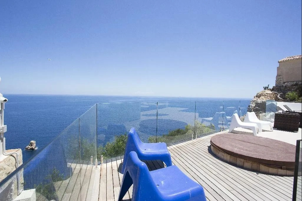 4677 - Lujosa Villa moderna en primera línea con impresionantes vistas al mar