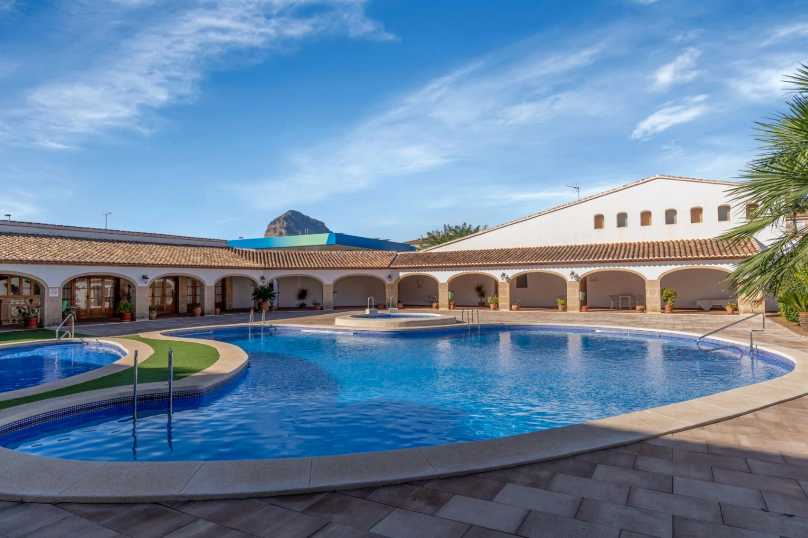 4798 - Exclusif Maison de ville à Jávea, à 500m de la mer, avec 4 chambres et piscine commune.