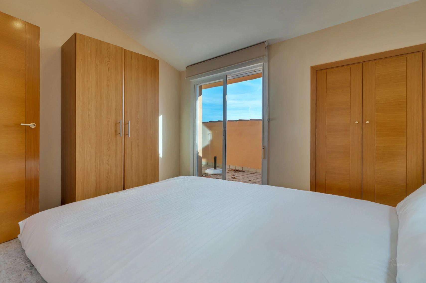4776 - Apartamento espacioso de tres habitaciones muy cerca del mar