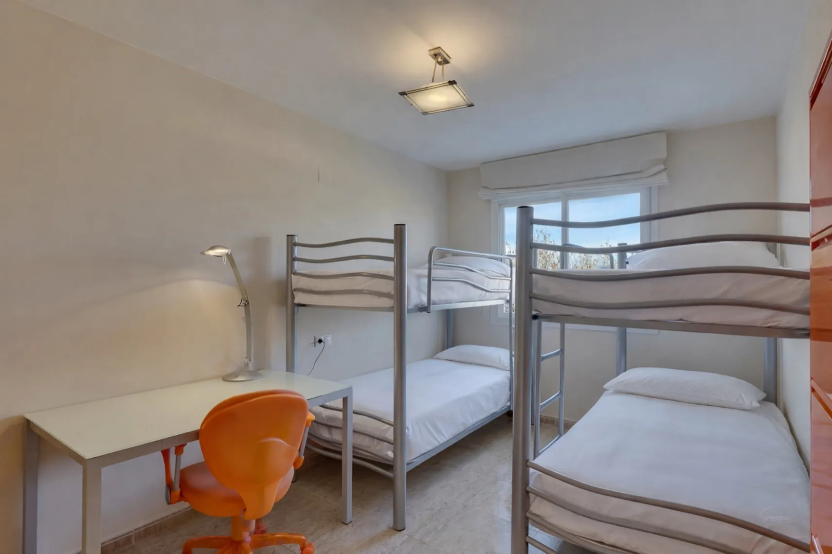 4776 - Apartamento espacioso de tres habitaciones muy cerca del mar