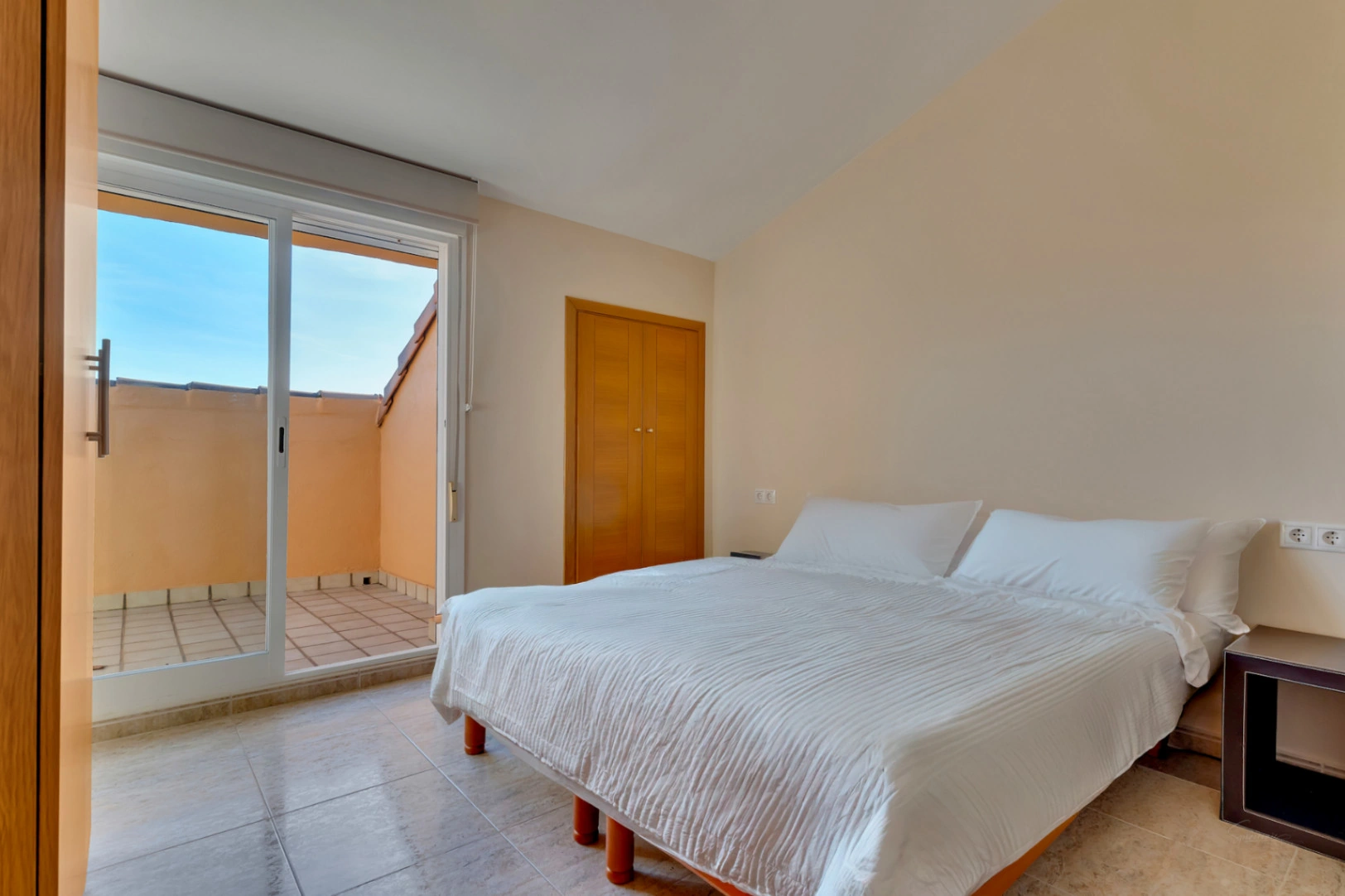 4776 - Apartamento espacioso de tres habitaciones muy cerca del mar