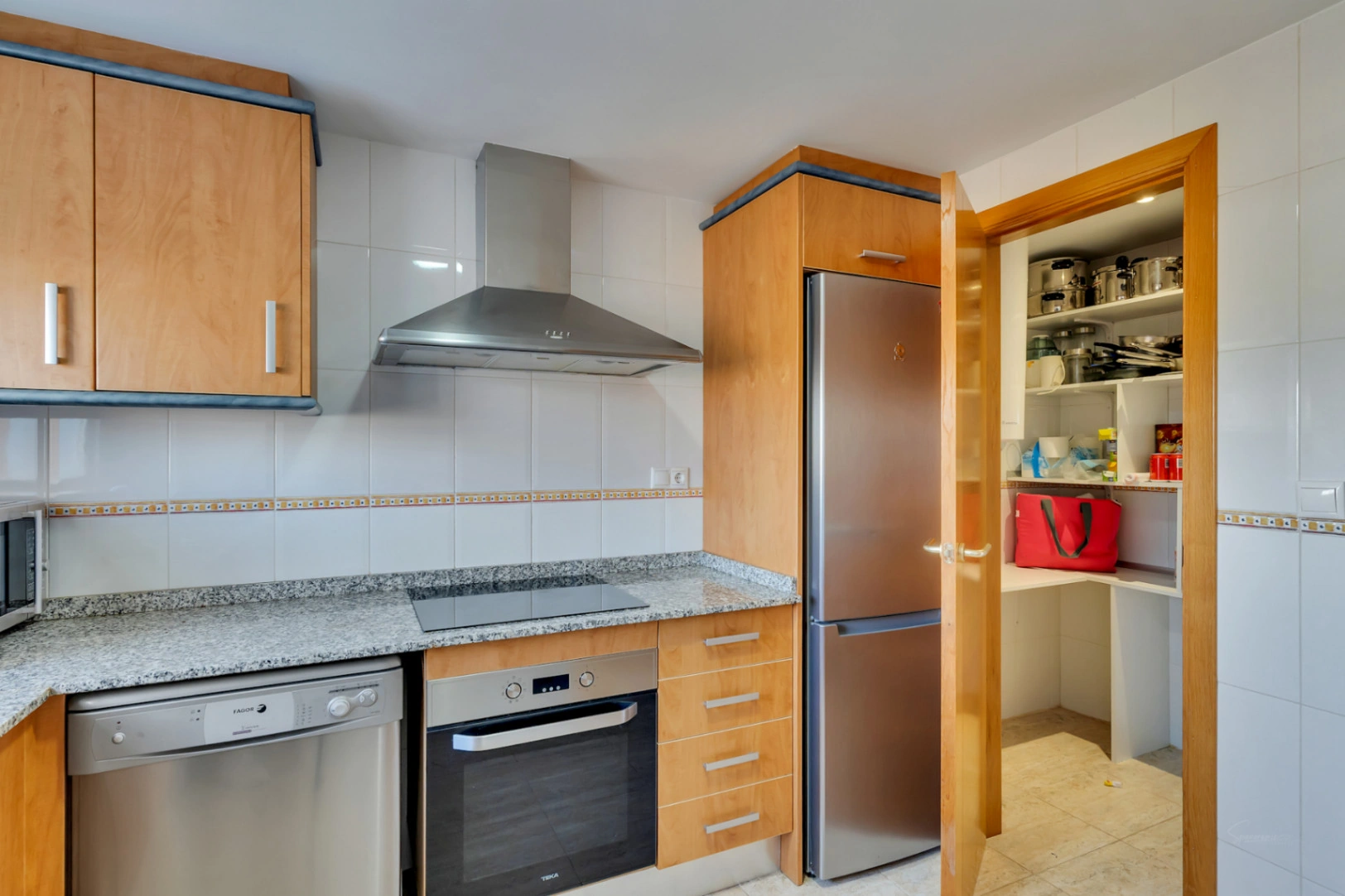 4776 - Apartamento espacioso de tres habitaciones muy cerca del mar