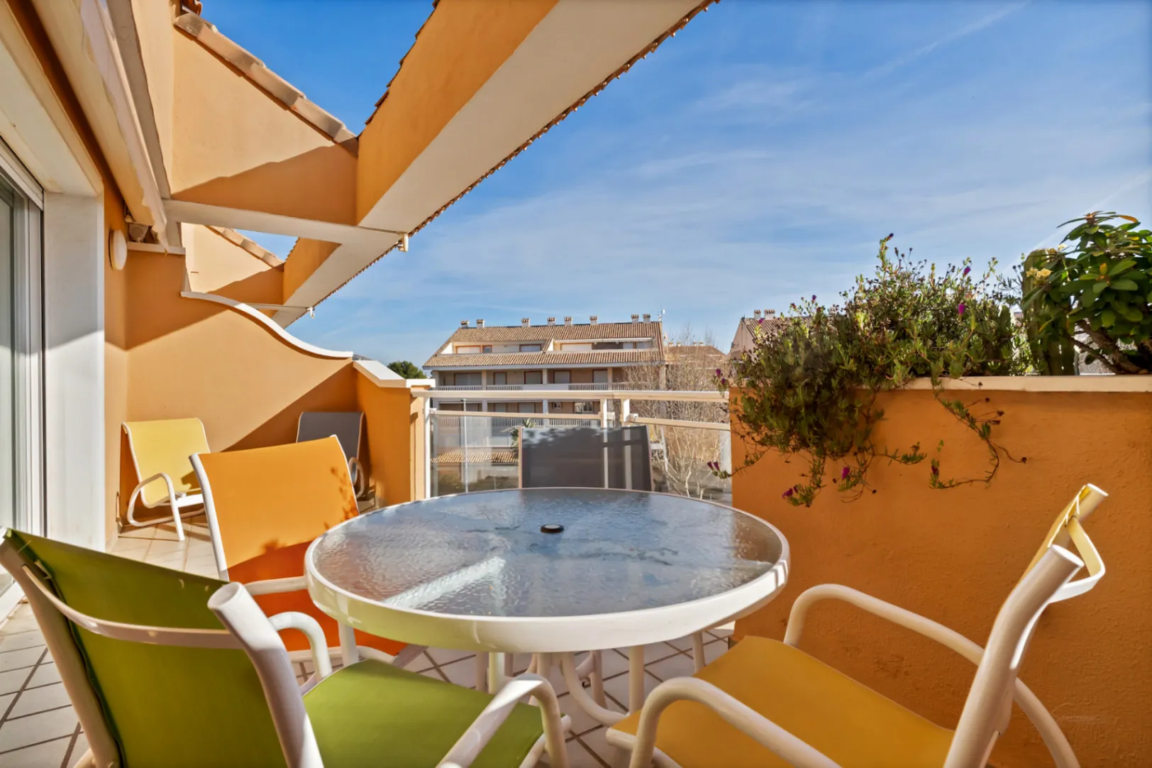 4776 - Apartamento espacioso de tres habitaciones muy cerca del mar