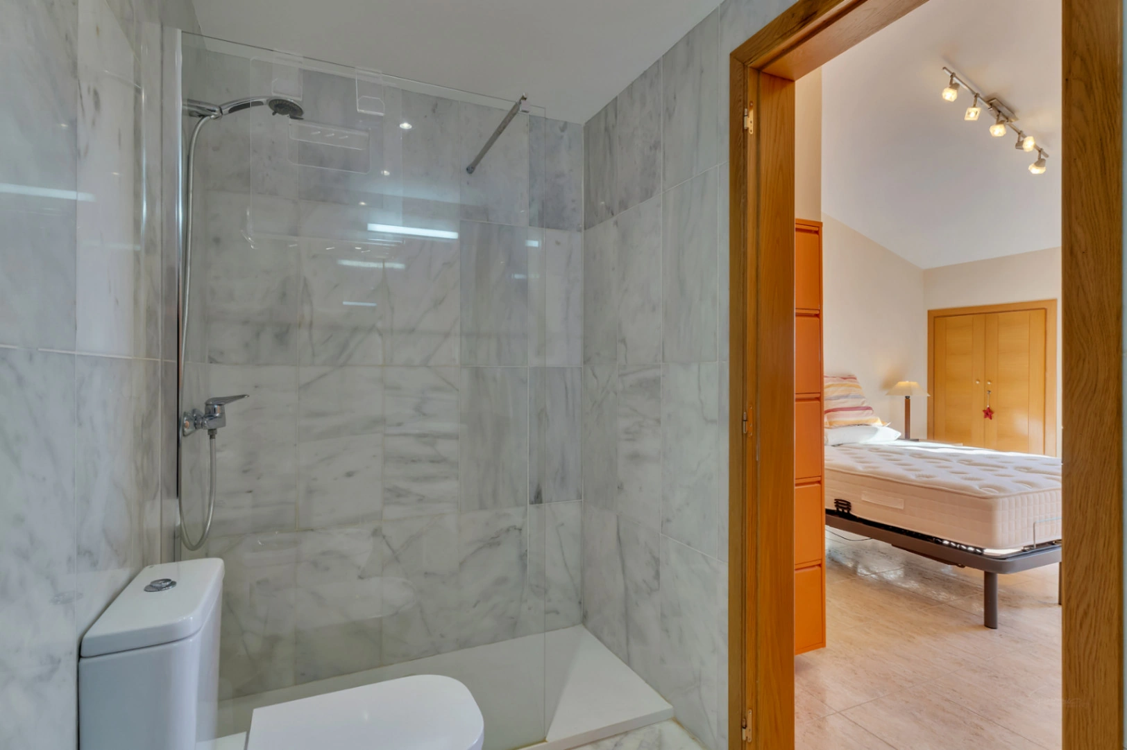 4776 - Apartamento espacioso de tres habitaciones muy cerca del mar