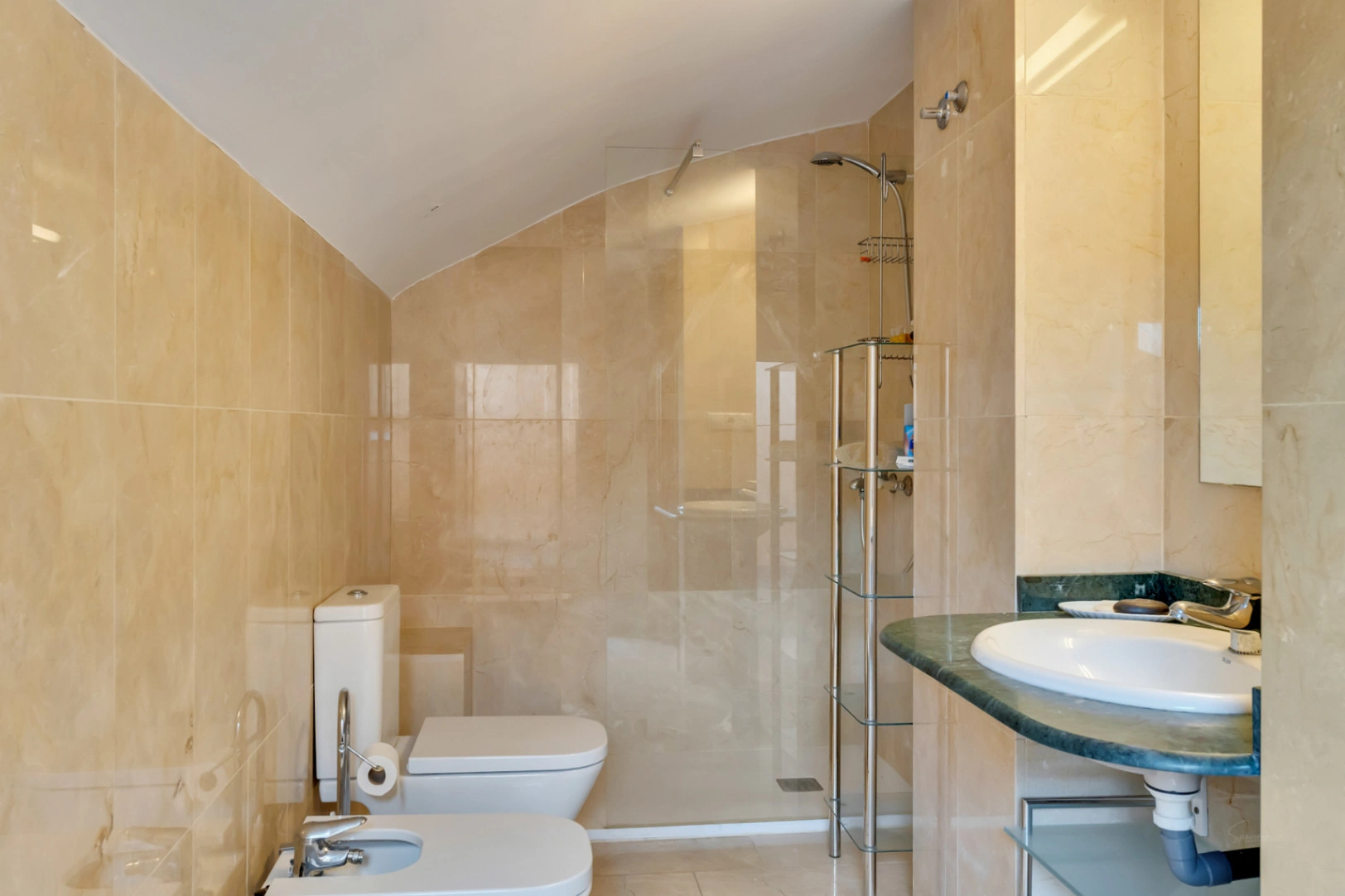 4776 - Apartamento espacioso de tres habitaciones muy cerca del mar