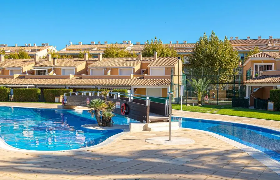 4776 - Apartamento espacioso de tres habitaciones muy cerca del mar
