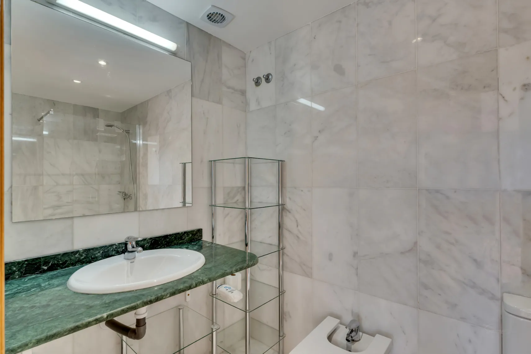 4776 - Apartamento espacioso de tres habitaciones muy cerca del mar