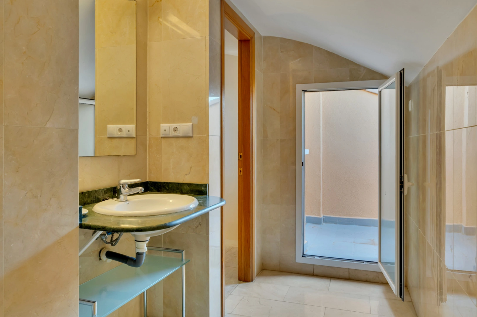 4776 - Apartamento espacioso de tres habitaciones muy cerca del mar