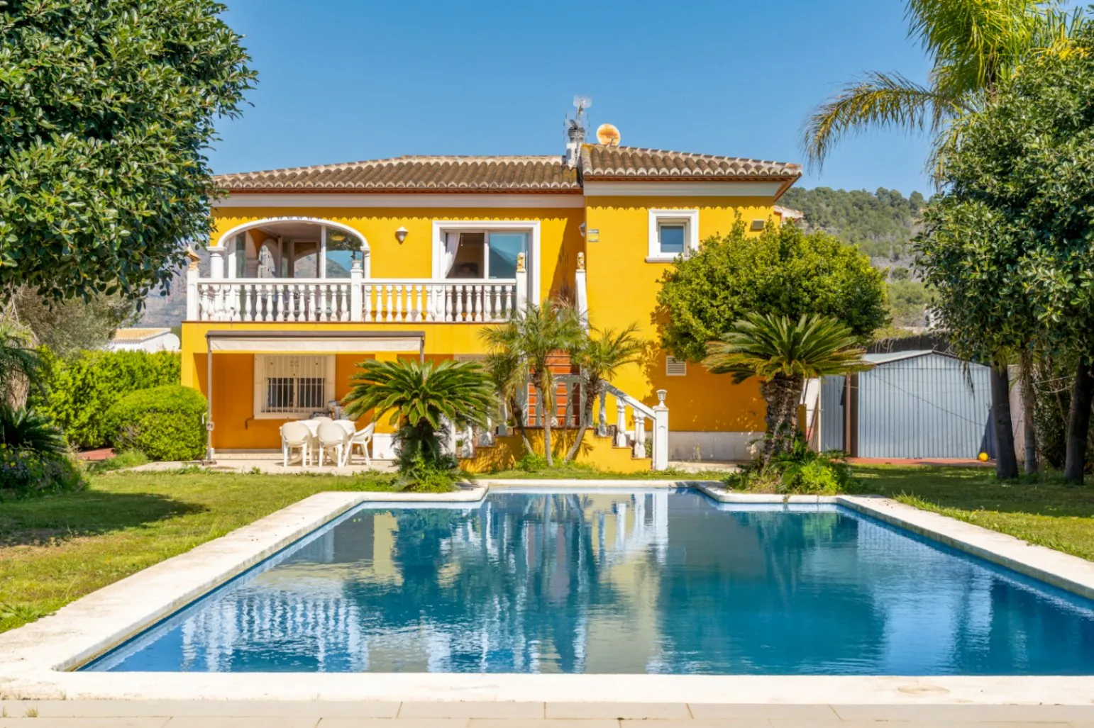 Villa en una excepcional zona tranquila, con vistas abiertas y gran potencial...