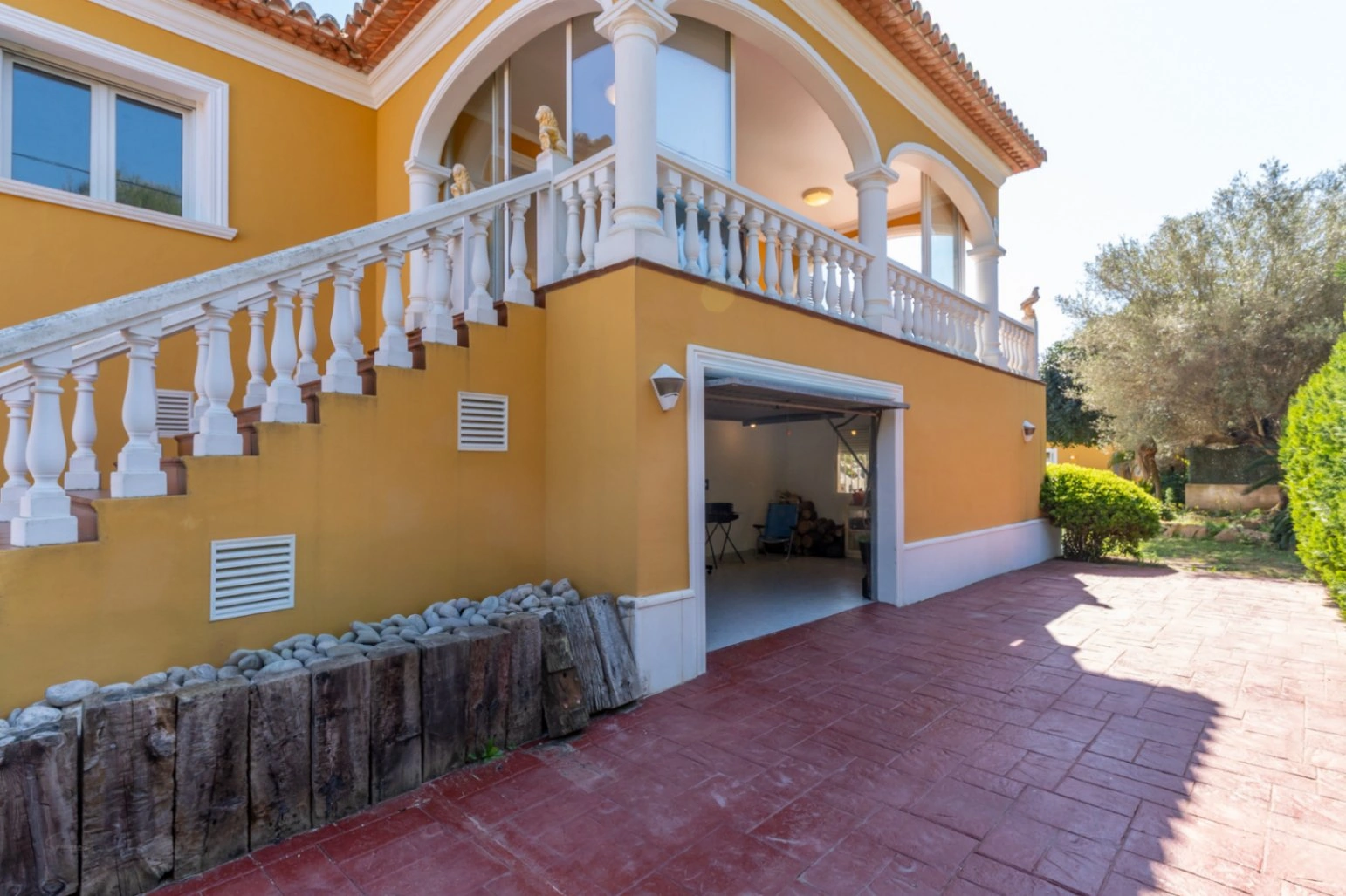 4337 - Villa dans un quartier exceptionnellement calme, avec une vue dégagée et un grand potentiel.