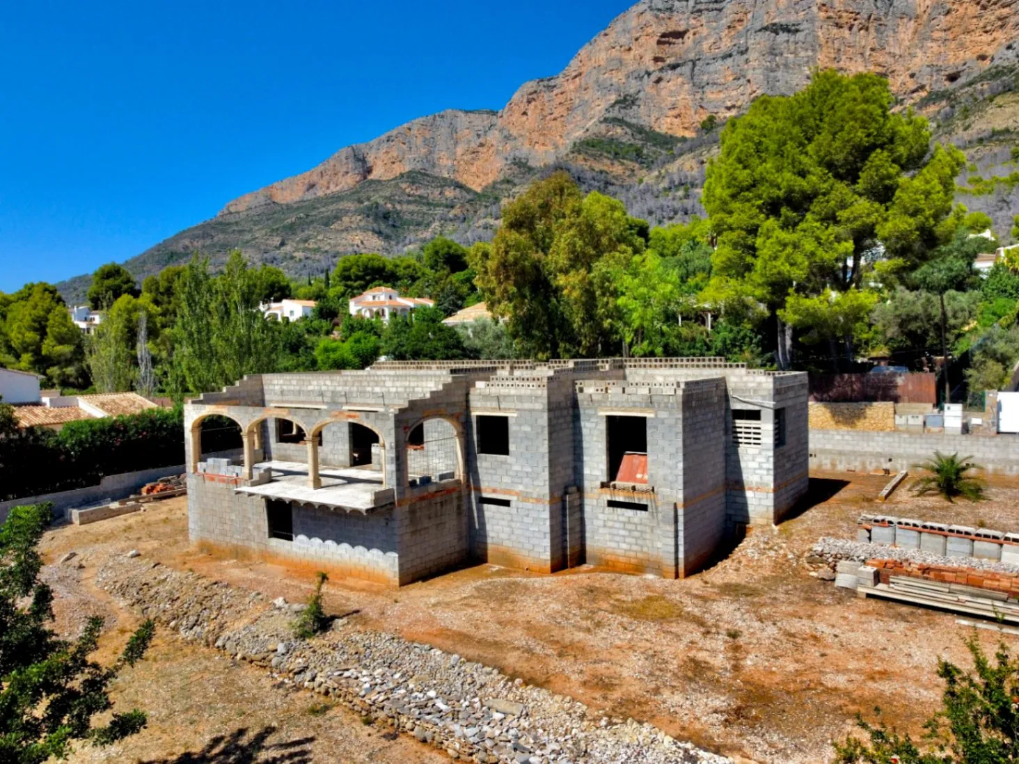 4782 - Propiedad con gran parcela, con una construcción para finalizar, en una demandada zona de Jávea