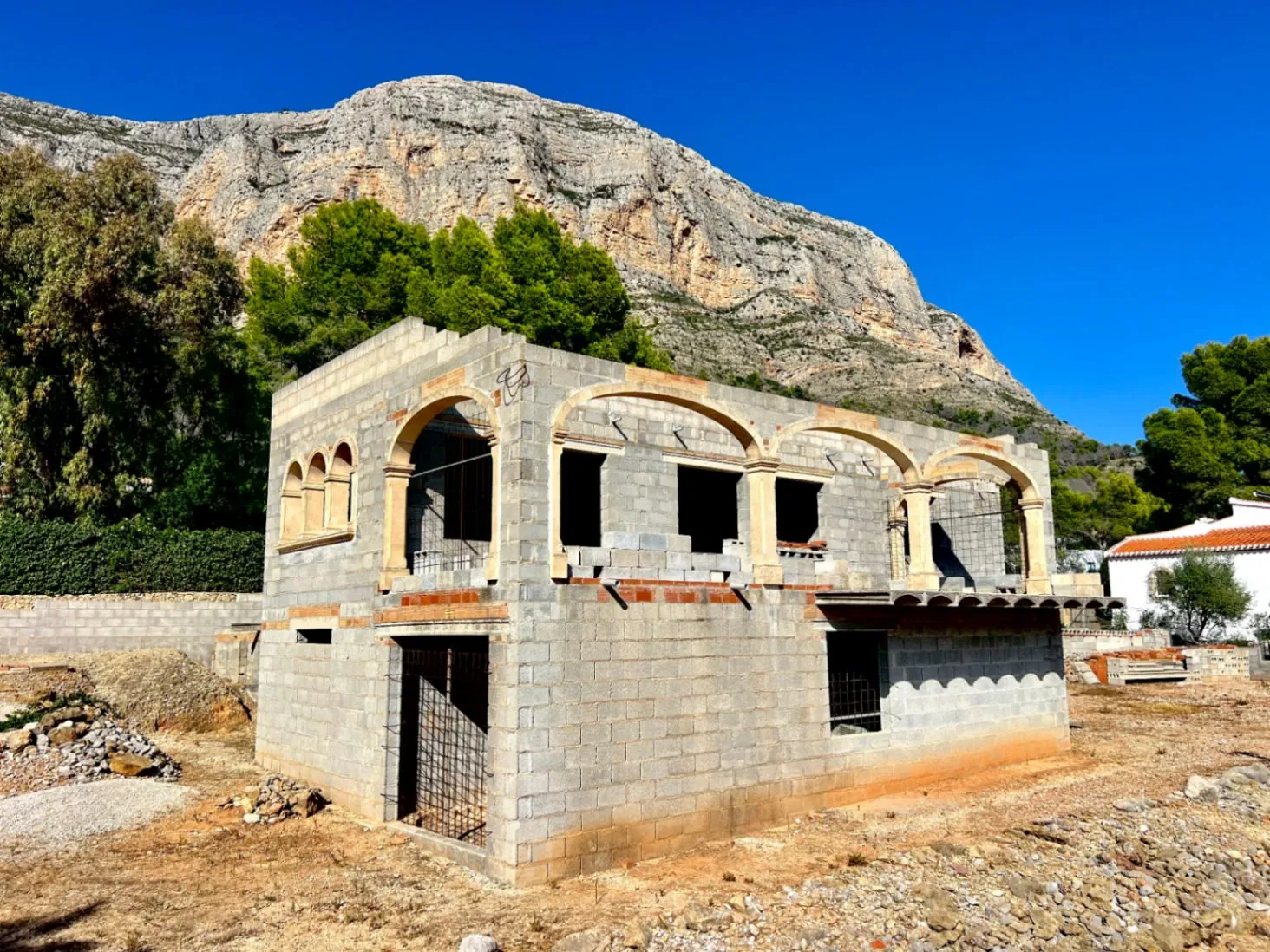 4782 - Propiedad con gran parcela, con una construcción para finalizar, en una demandada zona de Jávea