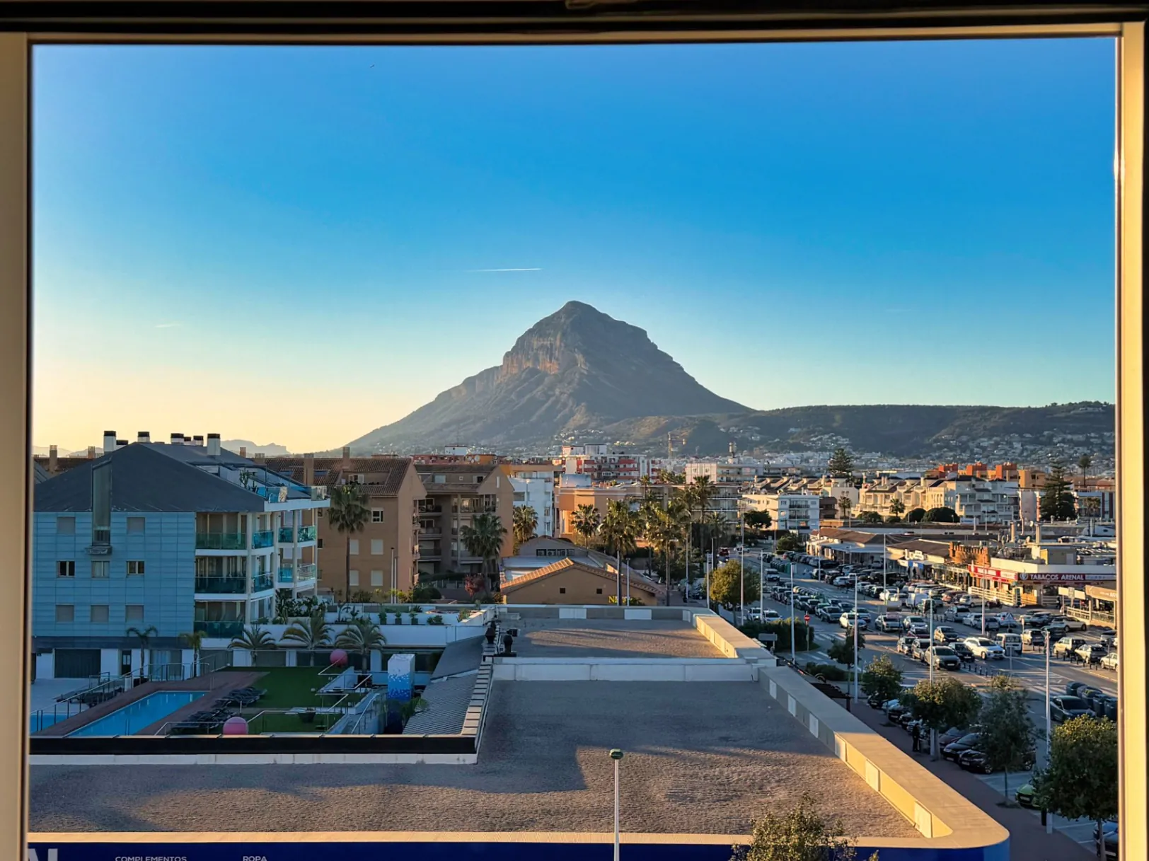 CR1056 - Apartamento con piscina, en primera linea de la playa del Arenal, Jávea