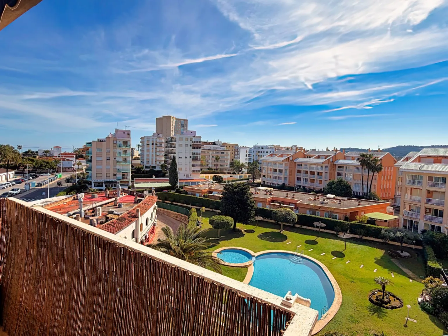 CR1056 - Apartamento con piscina, en primera linea de la playa del Arenal, Jávea