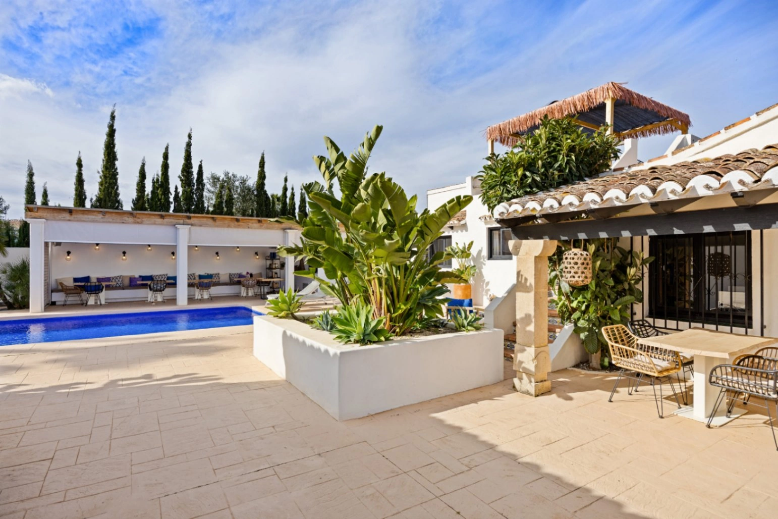 4812 - Villa rénovée dans la zone du Montgo avec maison indépendante pour invités.