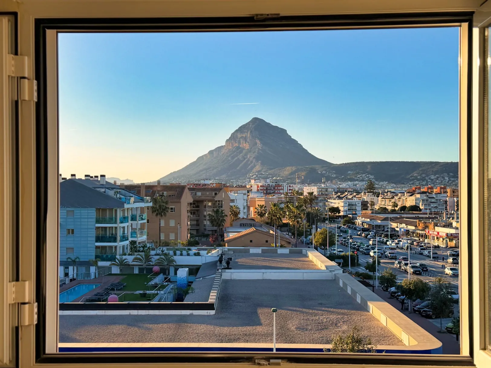 CR1056 - Apartamento con piscina, en primera linea de la playa del Arenal, Jávea