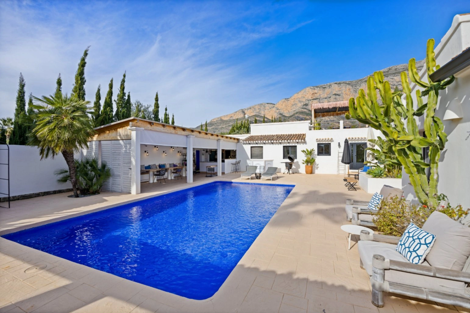 4812 - Villa rénovée dans la zone du Montgo avec maison indépendante pour invités.