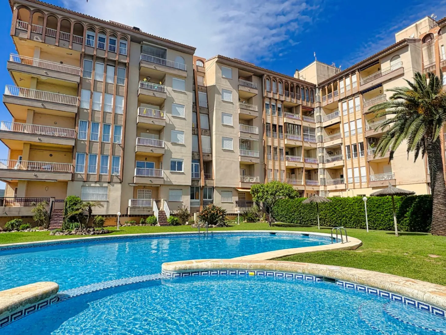CR1056 - Apartamento con piscina, en primera linea de la playa del Arenal, Jávea