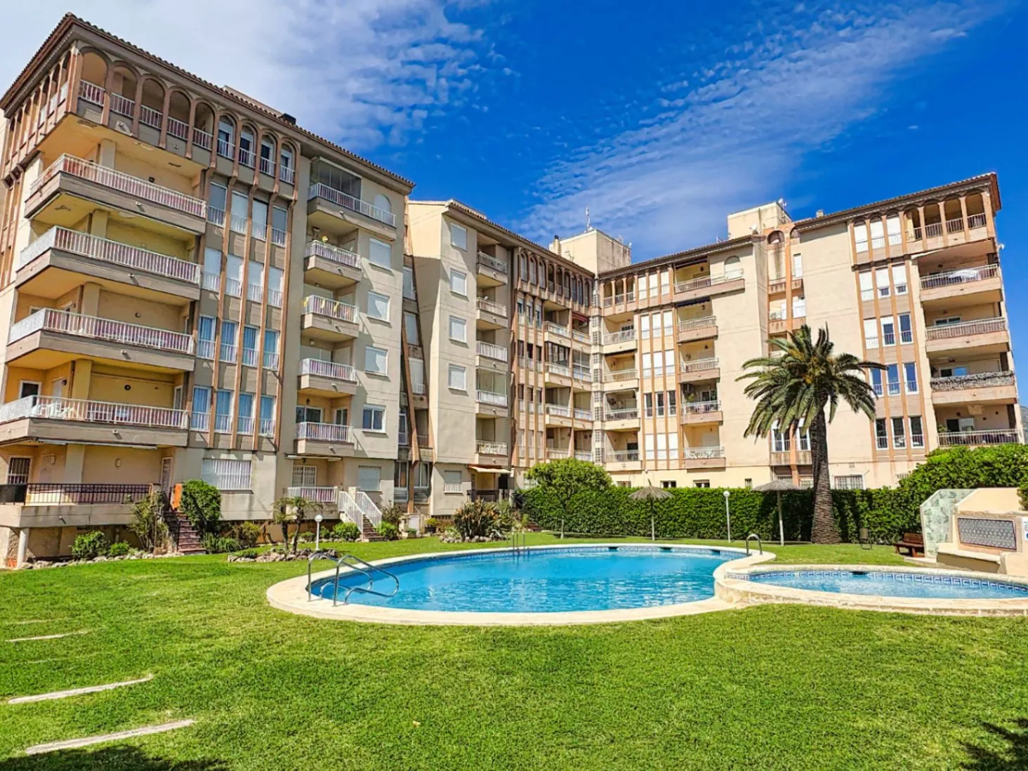 Apartamento con piscina, en primera linea de la playa del Arenal, Jávea...