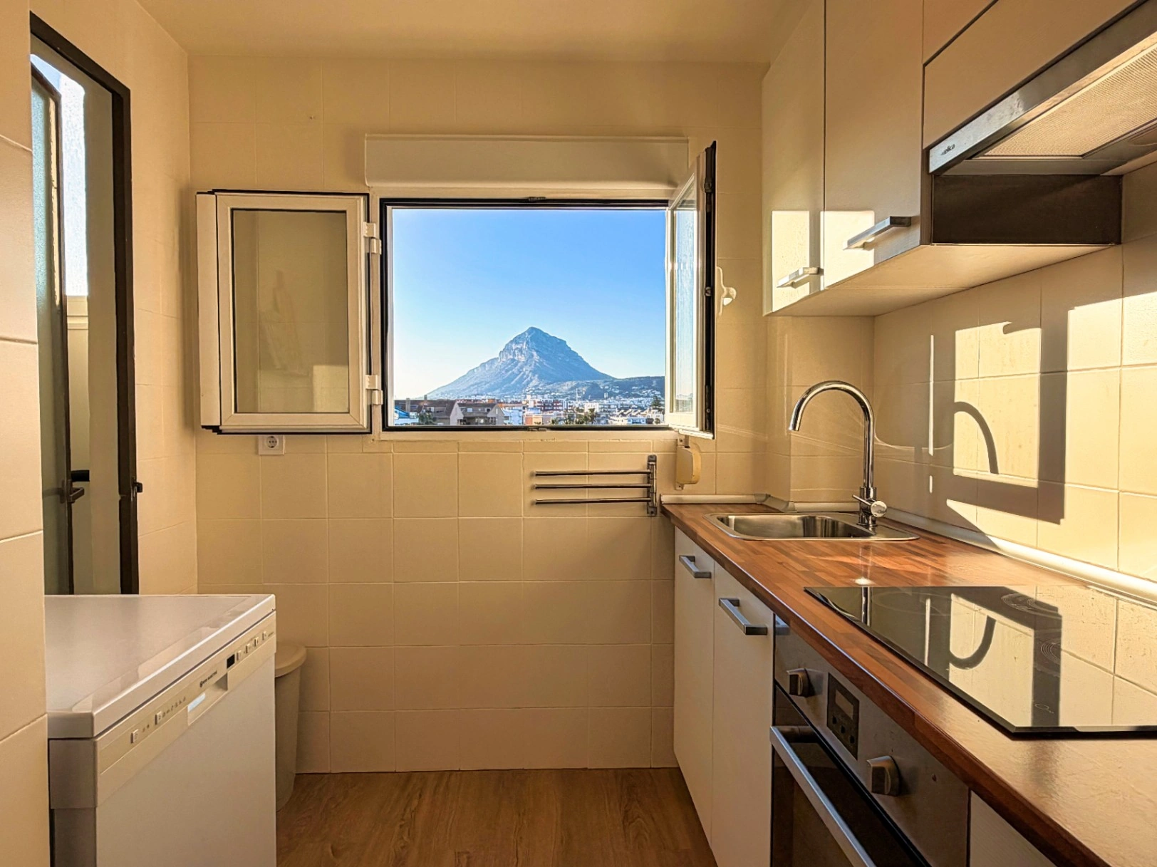 CR1056 - Apartamento con piscina, en primera linea de la playa del Arenal, Jávea