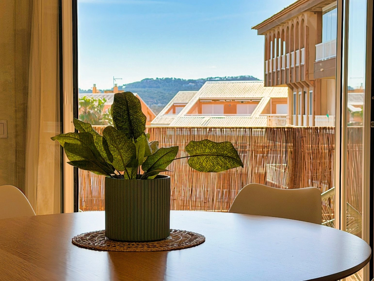 CR1056 - Apartamento con piscina, en primera linea de la playa del Arenal, Jávea