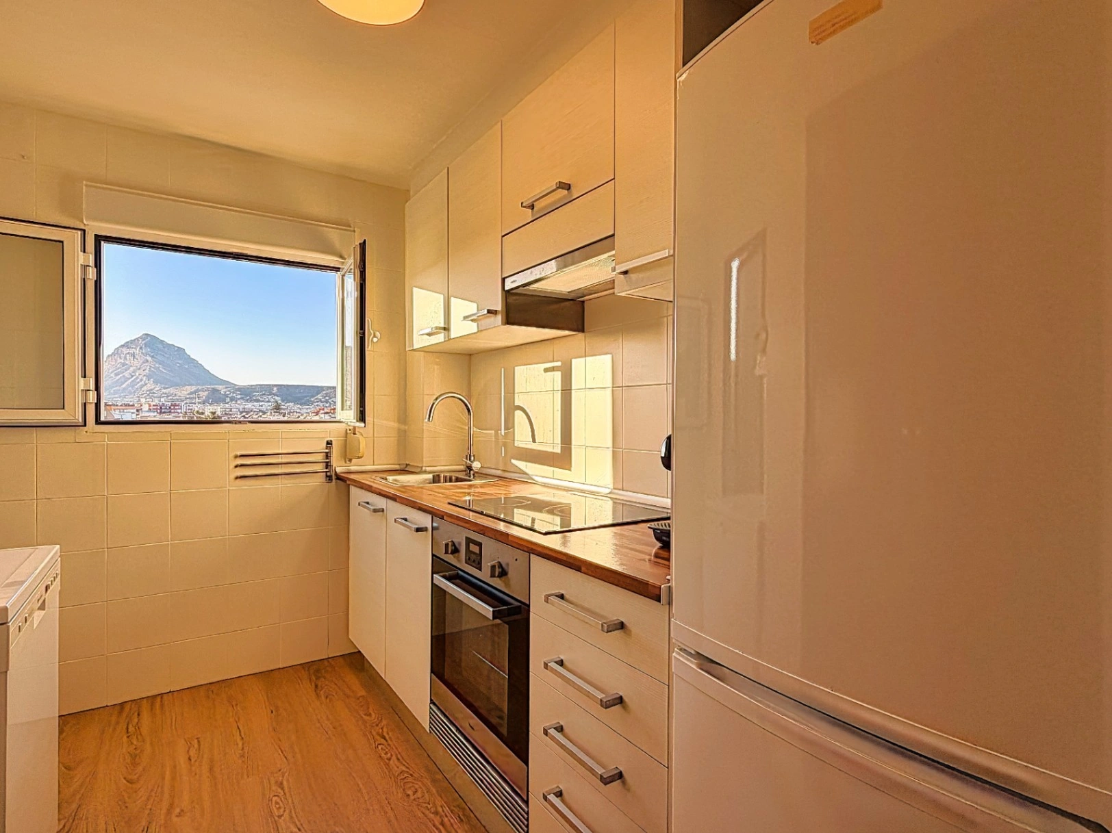 CR1056 - Apartamento con piscina, en primera linea de la playa del Arenal, Jávea
