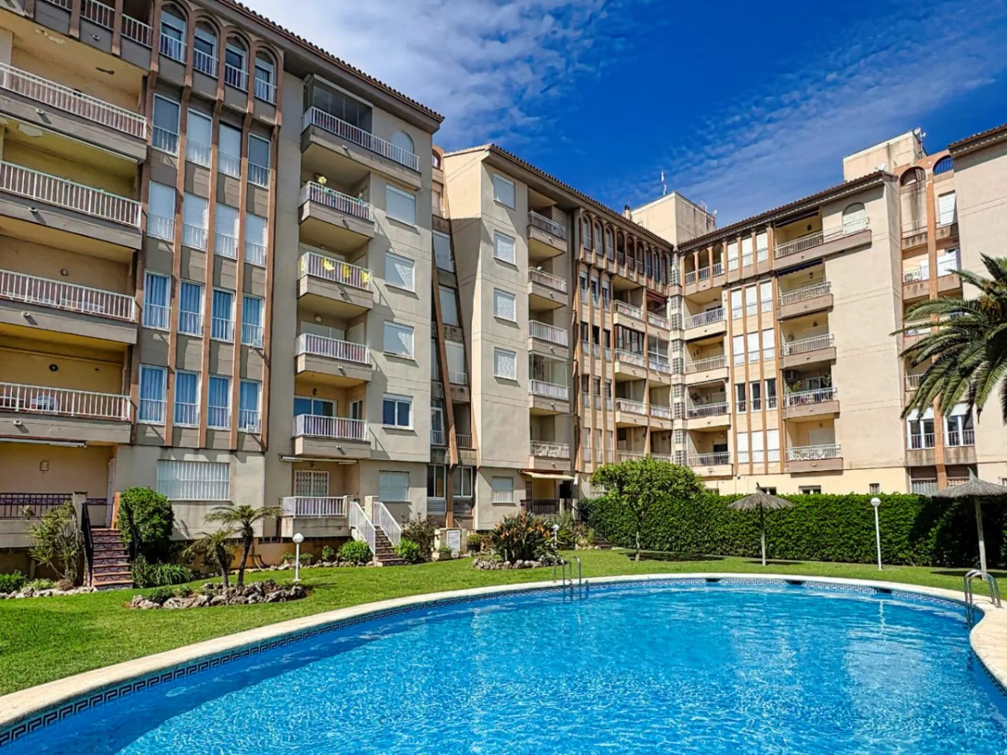 CR1056 - Apartamento con piscina, en primera linea de la playa del Arenal, Jávea